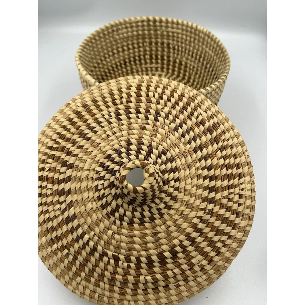 Gullah sweetgrass basket/fitted lid An historic craft in the SC Low-country.